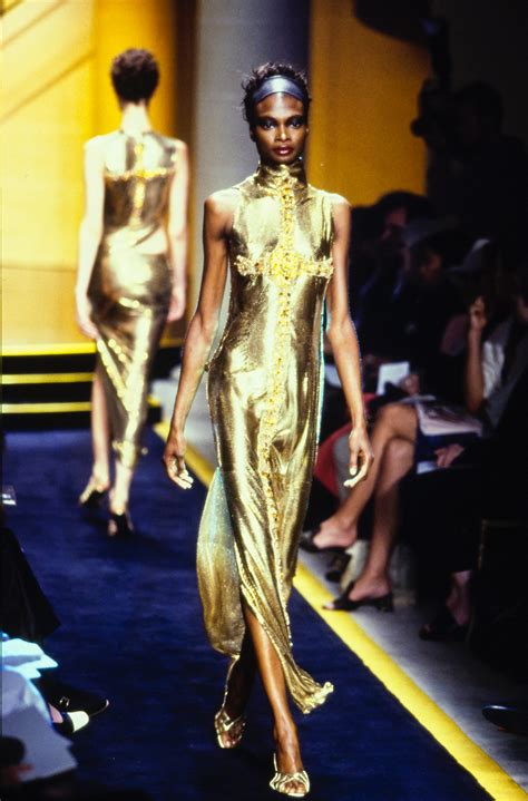 sfilate versace 1997 you tube|GIANNI VERSACE ATELIER Spring 1997 Vintage Highlights.